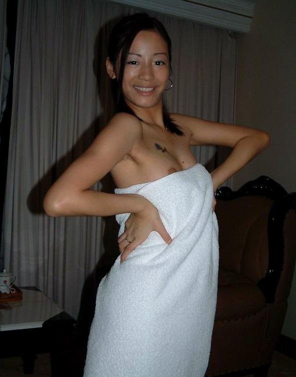 У девушки сползло полотенце фото
